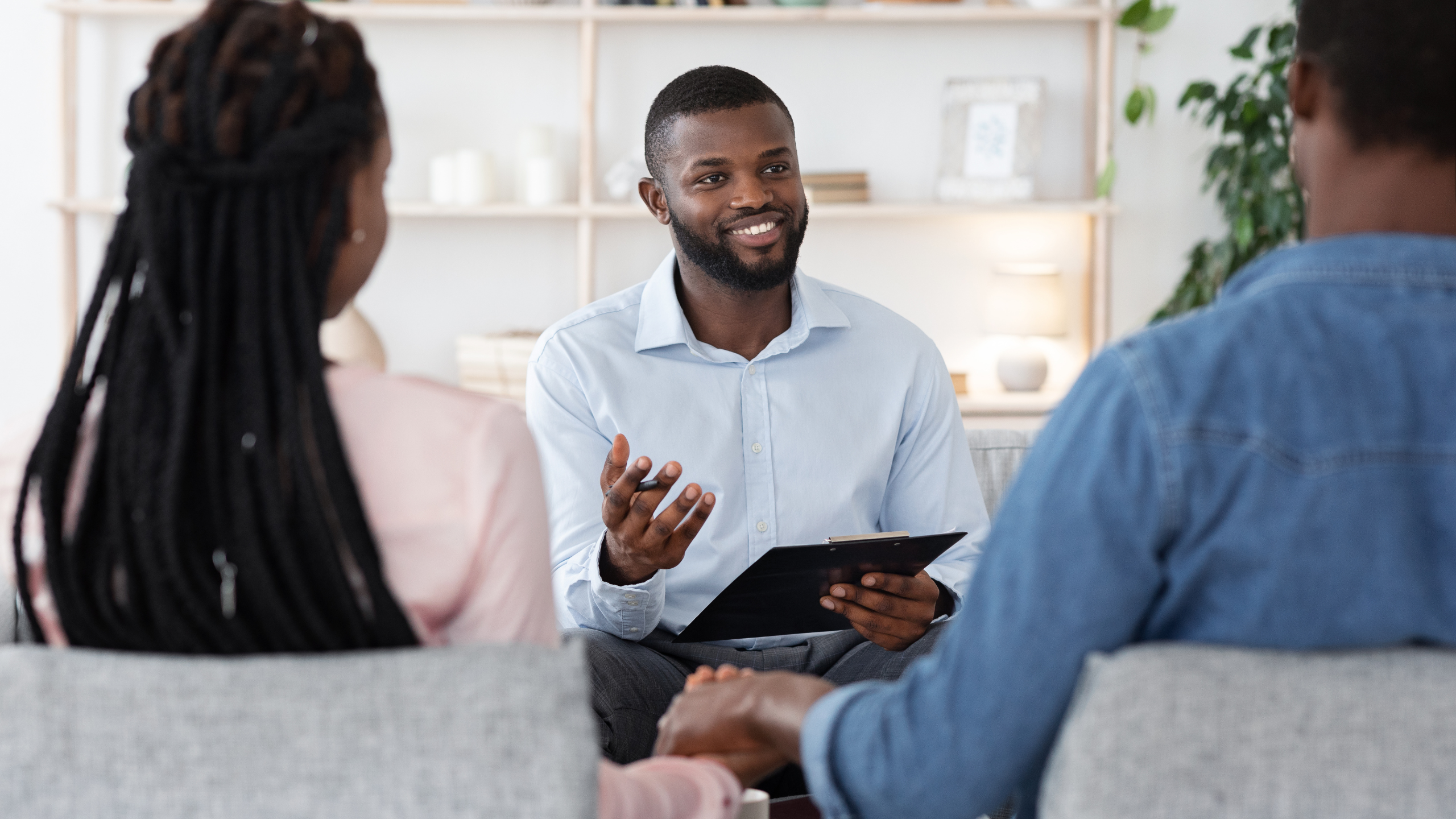 Licensed mortgage agent explaining lender options to clients
